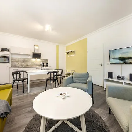 Duene In Der Residenz Clara Sophia Binz